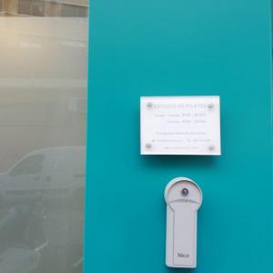 Placa de metacrilato de 8 mm rotulada con vinilo para fachada. Pilatecnic Sevilla. 