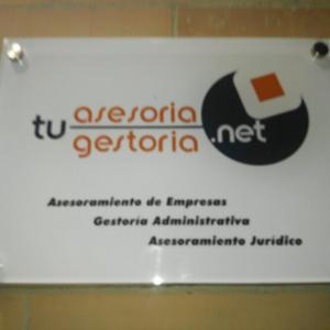 Placa de metacrilato de 8 mm rotulada con vinilo para fachada. Segureste Sevilla. 