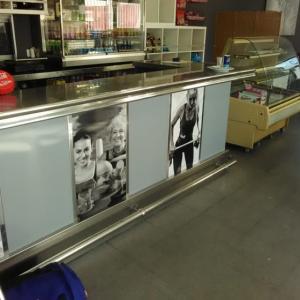 Rotualción de frente de mostrador en vinilos para Gimnasio Supra en Umbrete Sevilla
