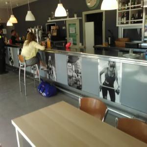 Rotualción de frente de mostrador en vinilos para Gimnasio Supra en Umbrete Sevilla