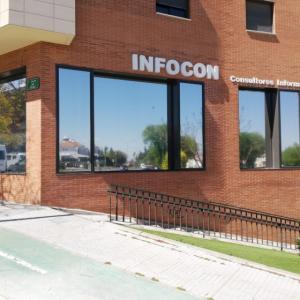 Rotulación de cristales y escaparates con láminas solares reductoras de calor. Infocom en Sevilla.