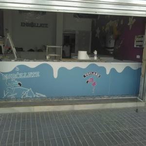 Rotulación de foto mural en vinilos laminados en mate, especiales para pared en decoración de interior. Helados Yoyland en Dos Hermanas Sevilla.