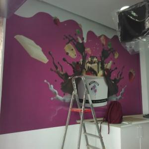 Rotulación de foto mural en vinilos laminados en mate, especiales para pared en decoración de interior. Helados Yoyland en Dos Hermanas Sevilla.