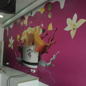 Rotulación de foto mural en vinilos laminados en mate, especiales para pared en decoración de interior. Helados Yoyland en Dos Hermanas Sevilla.