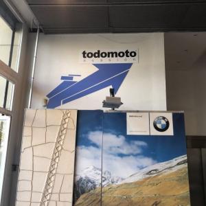 Rotulación de fotomural indicador en vinilo lamiando especial pared. BMW Todomoto Sevilla. 