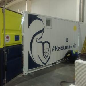 Rotulación de un lote de 13 contenedores container en vinilo de corte especial para Kaduna Solar. Fabricados por Proinsener Sevilla.