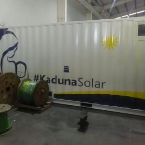Rotulación de un lote de 13 contenedores container en vinilo de corte especial para Kaduna Solar. Fabricados por Proinsener Sevilla.