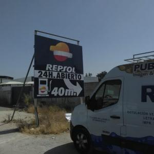 Rotulación de valla Repsol en Sevilla.