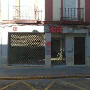 Rotulación en vinilos de fachada sobre bandeja de dibón. Reparación de Zapatos y llaves en Dos Hermanas Sevilla. 