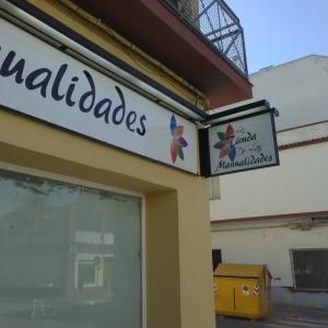 Rótulo Banderola doble cara tipo luminaria, rotulado con vinilos sobre placas de dibón. La Tienda d elas Manualidades en Dos Hermanas Sevilla.