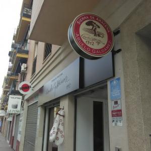 Rótulo banderola iluminado con led, para El Abuelo Galdamez en Sevilla