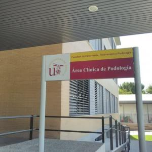Rótulo cartel Homologado en colores corporativos para la Facultad de Podología de la Universidad de Sevilla.
