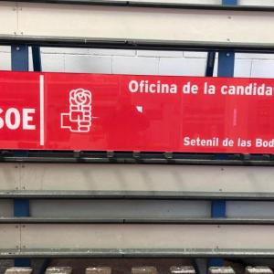 Rótulo cartel en metacrilato incoloro y rotulado con vinilos a la inversa. PSOE de Setenil de las Bodegas en Cádiz.