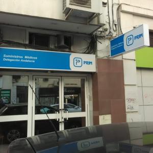 Rótulo luminoso en Banderola con frentes de metacrilato y rotulado en vinilo. Prim Sevilla.