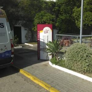 Rótulo Totém Homologado en colores corporativos para la Universidad de Sevilla. Facultad de Medicina.
