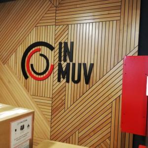 Rótulos corpóreos en acero inoxidable y en pvc lacado como decoración de interior. In Muv Torre Sevilla.
