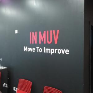 Rótulos corpóreos en en pvc lacado como decoración de interior. In Muv Torre Sevilla.