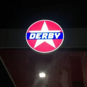 Caja o plafón corpóreo con luz y frente de metacrialto rotulado. Gasolineras Derby en Ciudad Real.