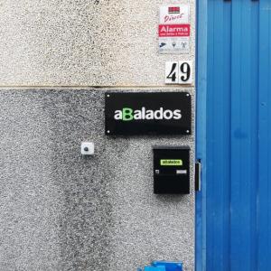 Cartel rótulo en placa de metacrilato rotulado en Sevilla. Abalados