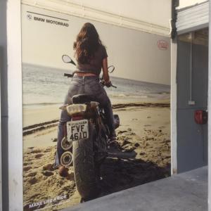 Decoración de instalaciones de Concesionario BMW Motorrad Boxer Algeciras. Lienzos, cuadros, textos recortados vinilos.