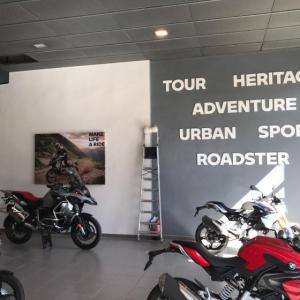 Decoración de instalaciones de Concesionario BMW Motorrad Todomoto en Sevilla. Lienzos, cuadros, textos recortados vinilos.