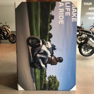 Decoración de instalaciones de Concesionario BMW Motorrad Todomoto en Sevilla. Lienzos, cuadros, textos recortados vinilos.