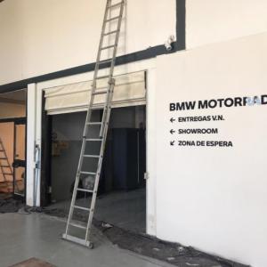 Decoración de instalaciones de Concesionario BMW Motorrad Todomoto en Sevilla. Lienzos, cuadros, textos recortados vinilos.