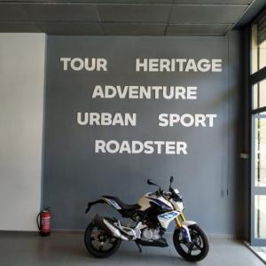 Decoración de instalaciones de Concesionario BMW Motorrad Todomoto en Sevilla. Lienzos, cuadros, textos recortados vinilos.