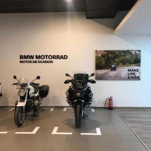 Decoración de instalaciones de Concesionario BMW Motorrad Todomoto en Sevilla. Lienzos, cuadros, textos recortados vinilos.
