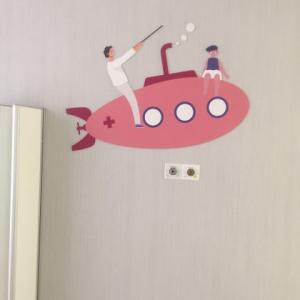 Decoración de interior de clínica de pediatría del Hopsital de Santa Isabel de Sevilla. Rotulación con vinilos al ácido en impresión digital. Dibujos corpóreos en PVC.