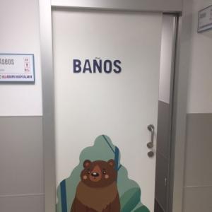 Decoración de interior de clínica de pediatría del Hopsital de Santa Isabel de Sevilla. Rotulación con vinilos al ácido en impresión digital. Dibujos corpóreos en PVC.