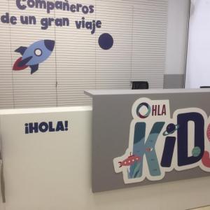 Decoración de interior de clínica de pediatría del Hopsital de Santa Isabel de Sevilla. Rotulación con vinilos al ácido en impresión digital. Dibujos corpóreos en PVC.