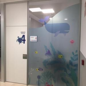 Decoración de interior de clínica de pediatría del Hopsital de Santa Isabel de Sevilla. Rotulación con vinilos al ácido en impresión digital. Dibujos corpóreos en PVC.
