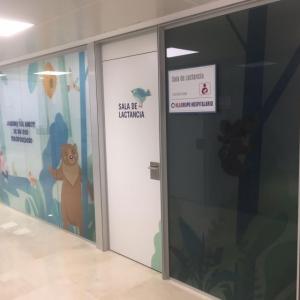 Decoración de interior de clínica de pediatría del Hopsital de Santa Isabel de Sevilla. Rotulación con vinilos al ácido en impresión digital. Dibujos corpóreos en PVC.