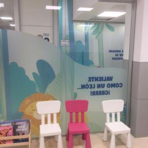 Decoración de interior de clínica de pediatría del Hopsital de Santa Isabel de Sevilla. Rotulación con vinilos al ácido en impresión digital. Dibujos corpóreos en PVC.