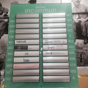 Directorio personalizado en metacrilato y lamas de aluminio reutilizables. Edificio IncooMun