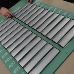 Directorio personalizado en metacrilato y lamas de aluminio reutilizables. Edificio IncooMun