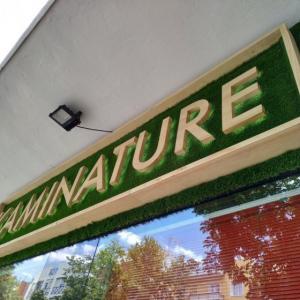  Letras corpóreas en madera natural con cesped artifical e iluminados con led para Kaminature en Sevilla. 