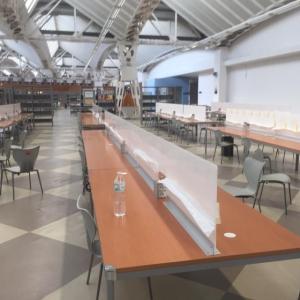 Más de 150 Mamparas de metacrilato para el coronavirus covid 19, en la biblioteca de la Universidad Pablo de Olavide en Sevilla.