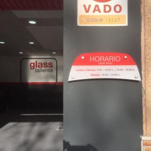 Placa horario en metacrilato de 8 mm rotulada a la inversa. Glass Rapid en Dos Hermanas Sevilla.