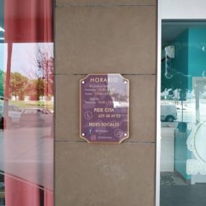 Placa horario, rotulada sobre metacrilato fresado Barbería en Entre Núcleos Dos Hermanas Sevilla.