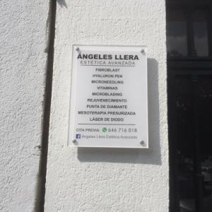 Placa de metacrilato para fachada. Ángeles Llera en Sevilla.