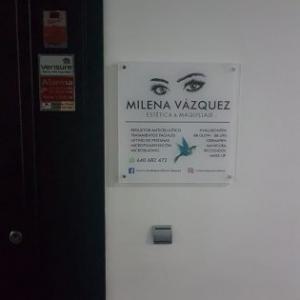 Placa de metacrilato para fachada. Milena Vázquez en Dos Hermanas Sevilla.