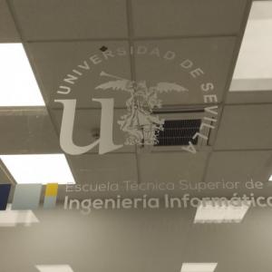 Rotulación de cristal con imitación ácido plata. Para la Escuela Técnica Superior de Ingeniería e Informática de La Universidad de Sevilla.