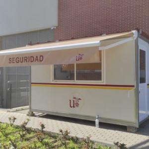 Rotulación decorativa e instalación de láminas solares efecto espejo, de la caseta de Seguridad para la Universidad de Sevilla.