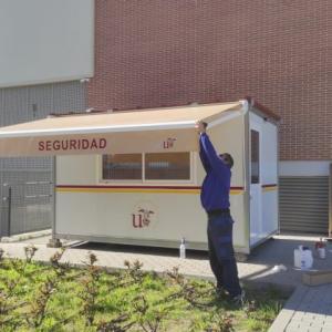 Rotulación decorativa e instalación de láminas solares efecto espejo, de la caseta de Seguridad para la Universidad de Sevilla.