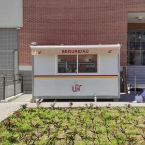 Rotulación decorativa e instalación de láminas solares efecto espejo, de la caseta de Seguridad para la Universidad de Sevilla.