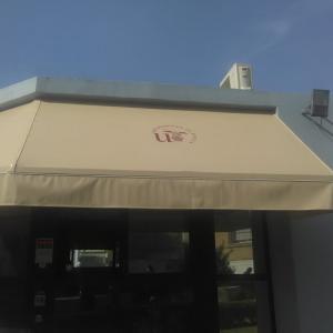 Rotulación en vinilos de corte en toldos de la Universidad de Sevilla.