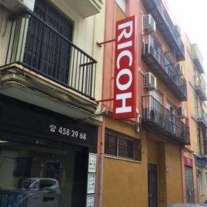 Rótulo banderola en bandeja plegada y fresada con iluminación por led. Ricoh Sevilla.