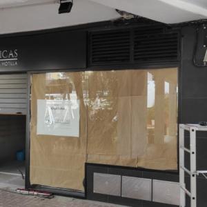 Rótulo caja freesada y banderola luminosa para Óptica La Motilla en Dos Hermanas Sevilla. 
